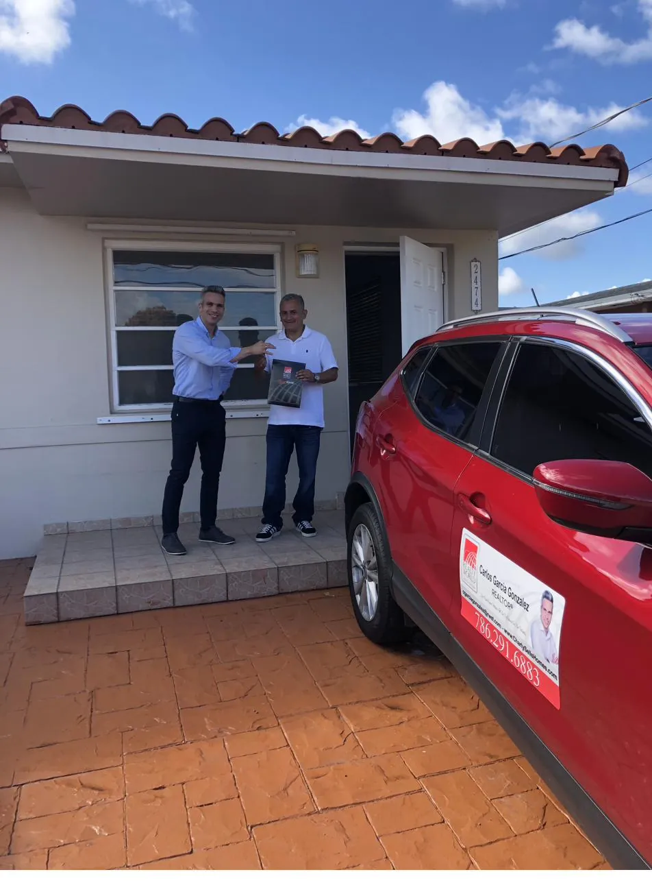 Entrega de llaves frente a una vivienda cerrada por Carlos García