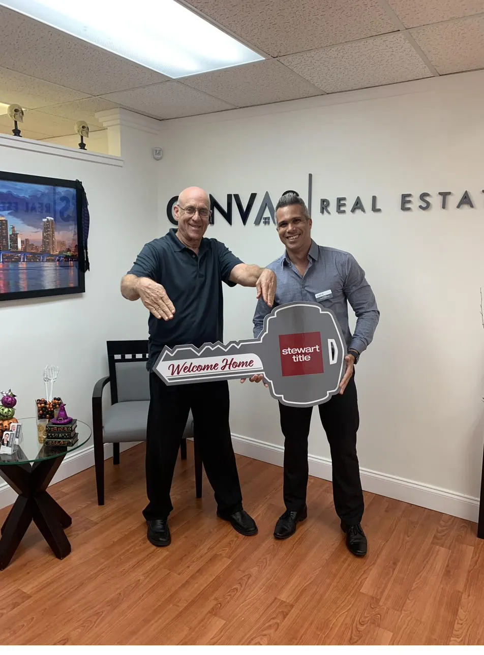 Familia recibiendo las llaves de su nueva propiedad