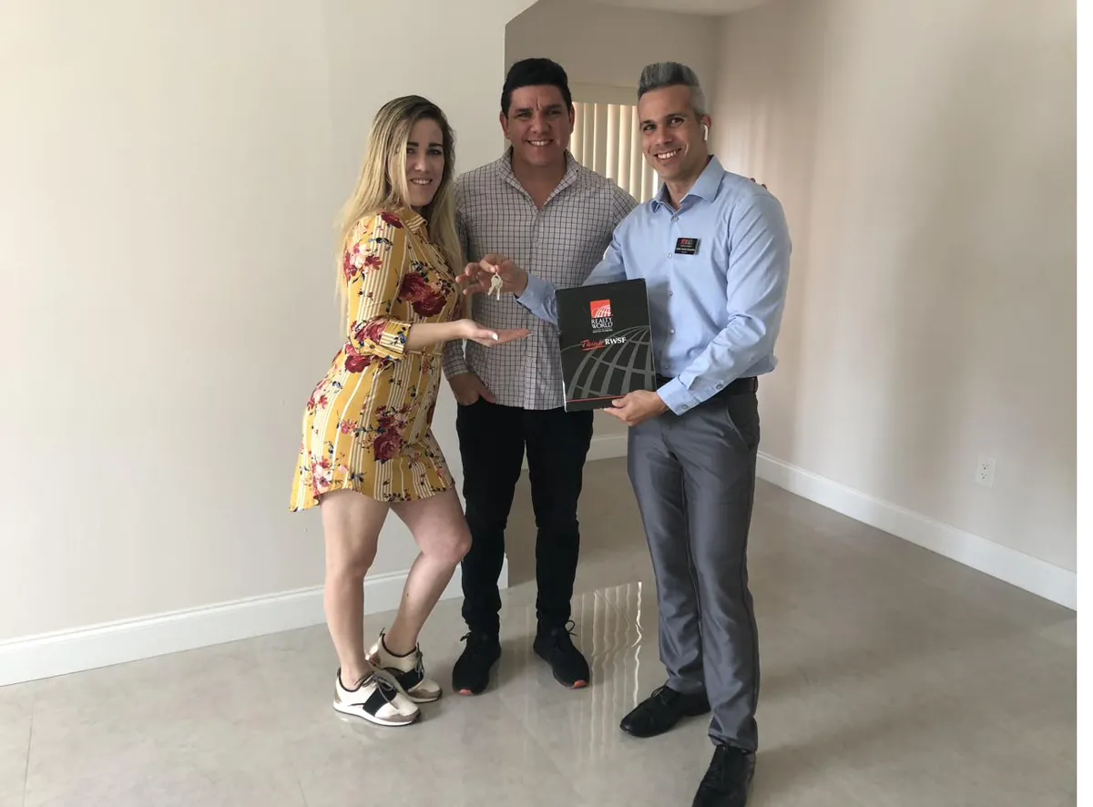 Entrega de llaves dentro de la nueva vivienda