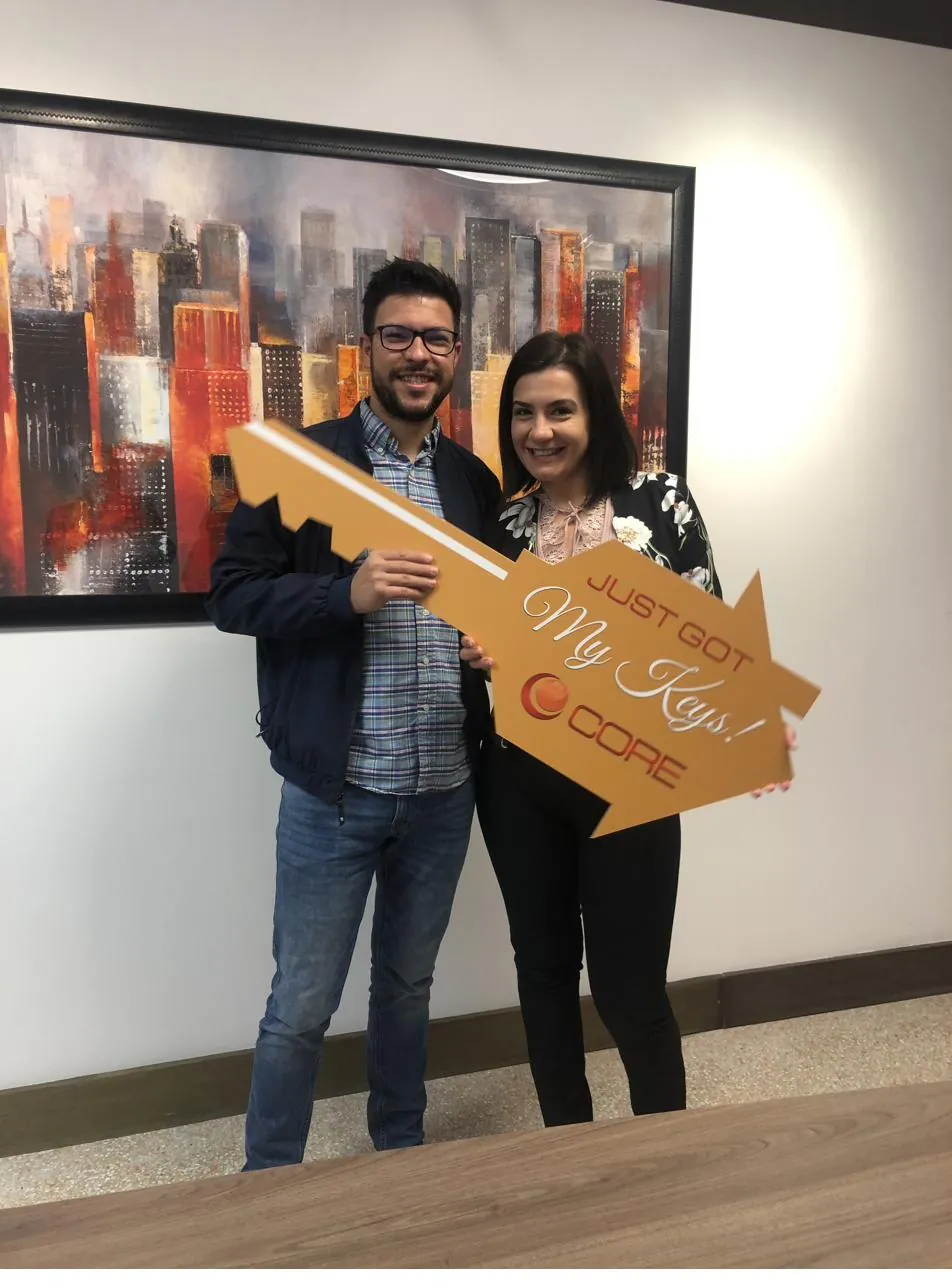 Clientes recibiendo las llaves de su nueva casa