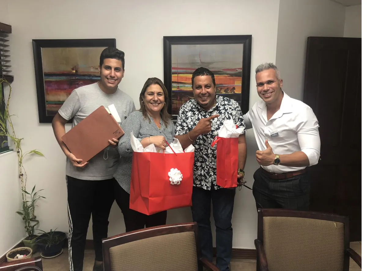Familia celebrando con Carlos la compra de su primera casa