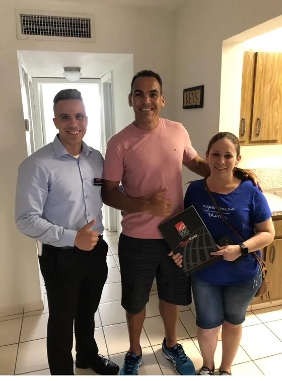 Clientes celebrando el cierre de su compra